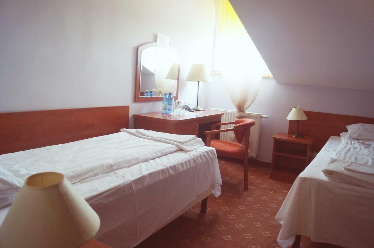 Dwor Dluzniewo Bed and Breakfast Εξωτερικό φωτογραφία